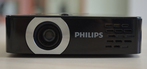 Ten maluch może zastąpić telewizor? Zobacz test Philips PicoPix PX 2480