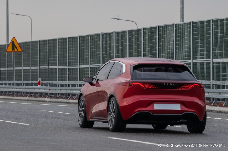 Polski samochód elektryczny Izera wyjechał na drogi