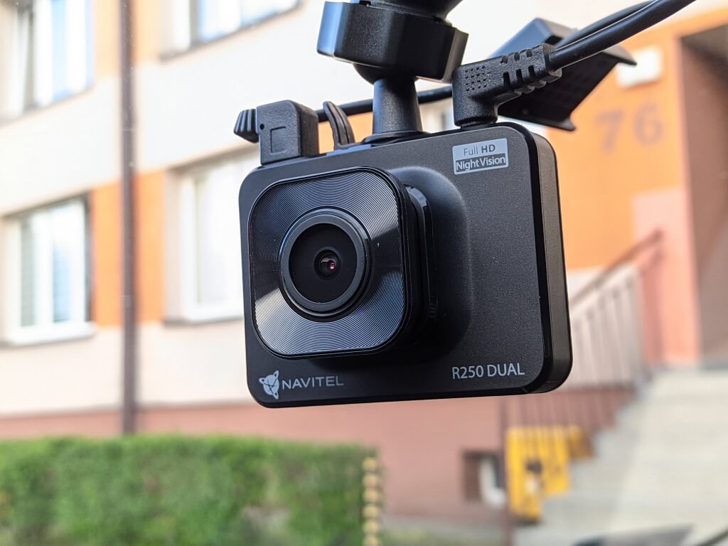 Ta kamera widzi dużo więcej. Test rejestratora Navitel R250 Dual
