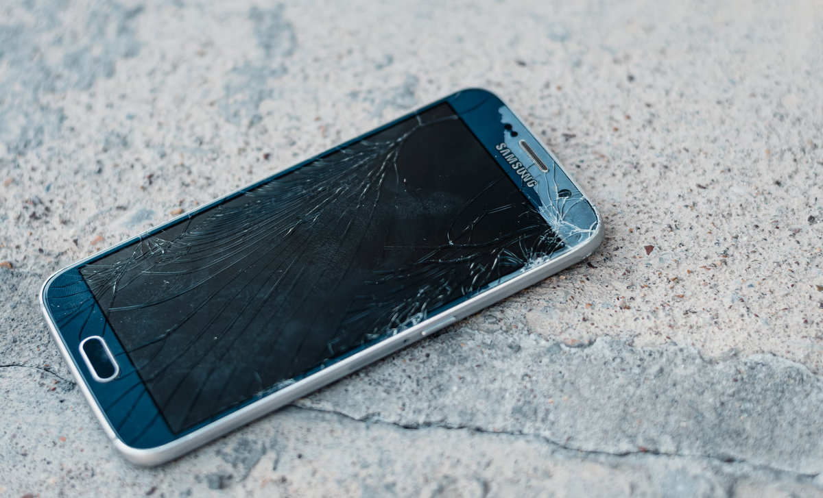 rozbity ekran w smartfonie