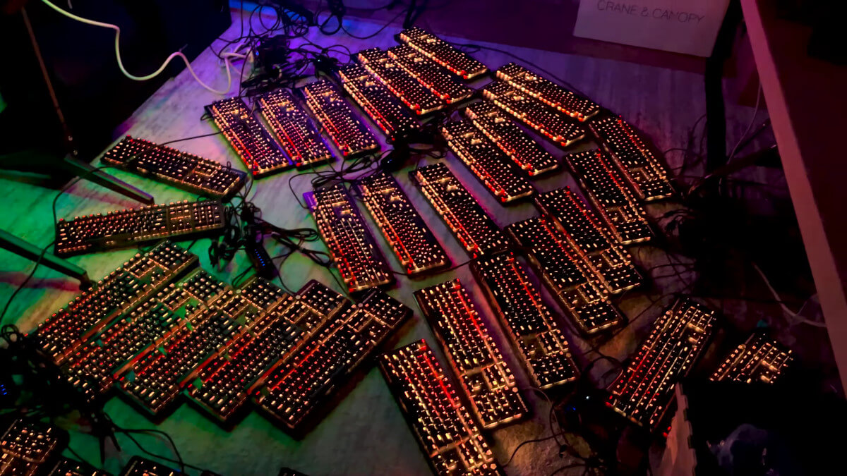 To nie ekran LED, tylko ściana wyłożona klawiaturami. Ograł na niej nawet Dooma i Crysisa