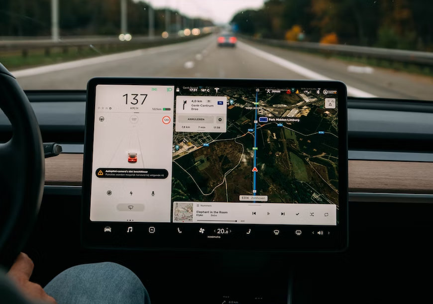 tesla ekran podczas jazdy