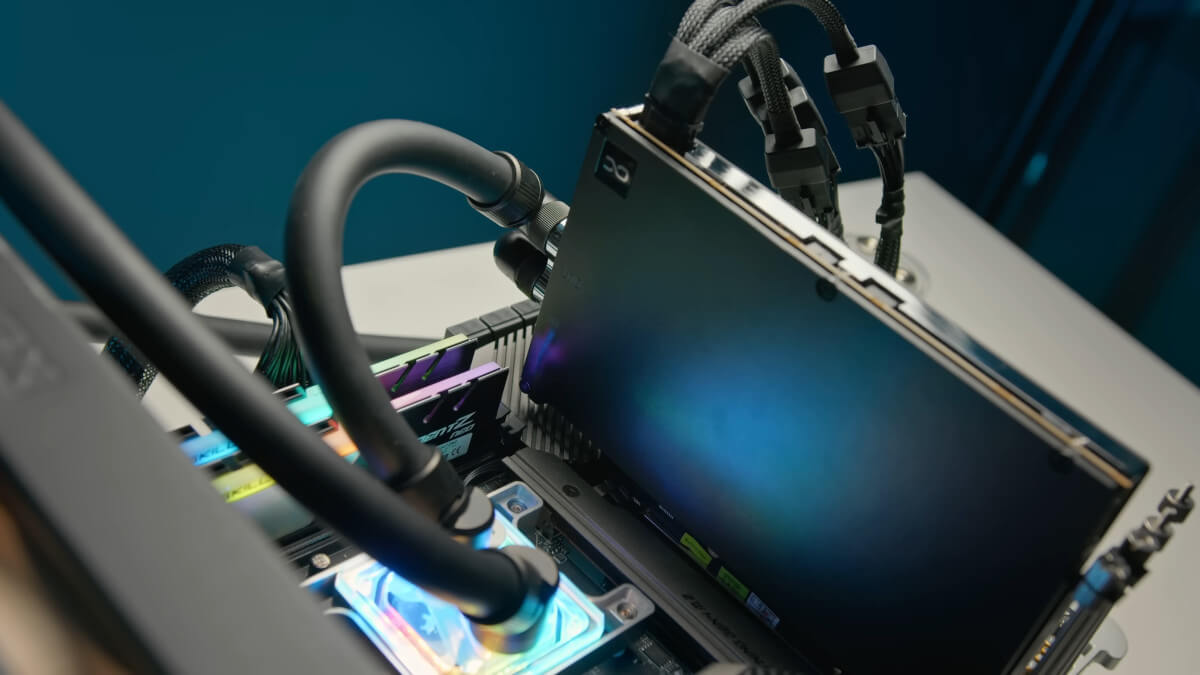 "Malutki potwór". Najmniejszy na świecie GeForceRTX 4090 zadziwia formą