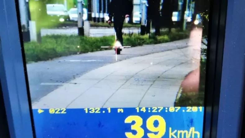 Hulajnoga na policyjnym fotoradarze / zdjęcie: Policja