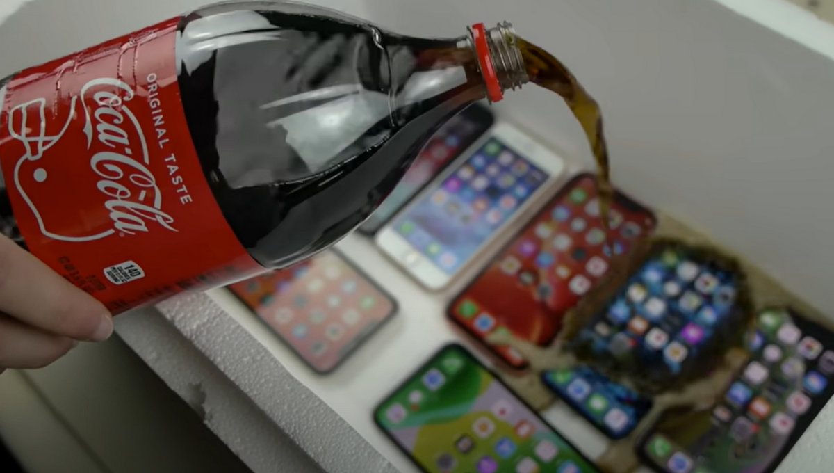 Co się stanie gdy zalejesz telefon colą?