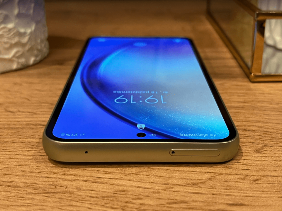 Samsung Galaxy A54 5G - tacka na kartę SIM umieszczona na górnej krawędzi
