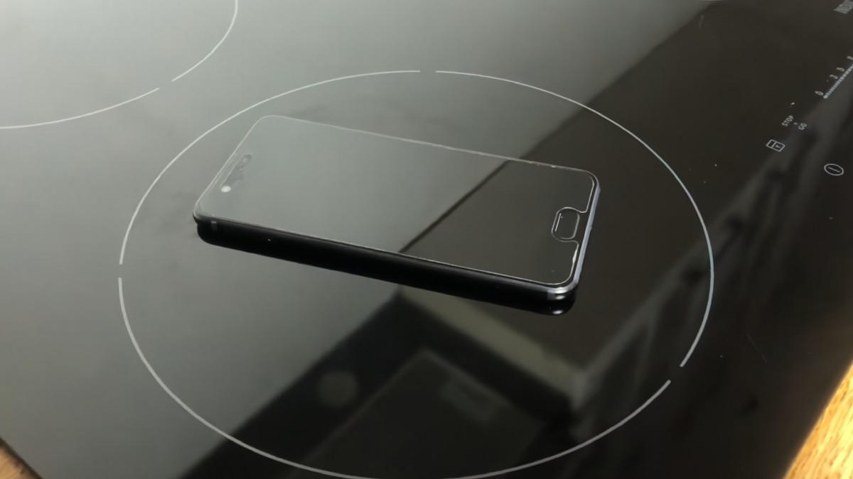 Czy na płycie indukcyjnej da się naładować bezprzewodowo telefon?