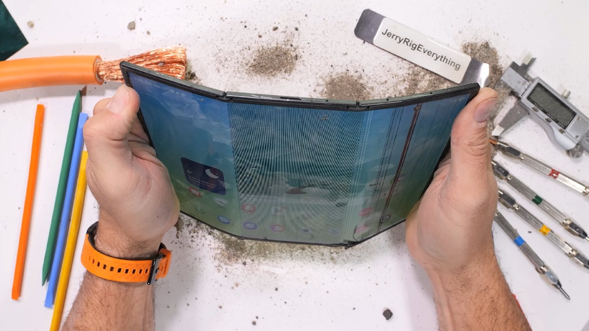 Podwójny składak Samsunga w teście wytrzymałości. Boli od patrzenia