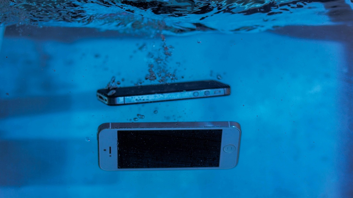 Nie wkładaj tam telefona. Ryż nadaje się wyłącznie do jedzenia