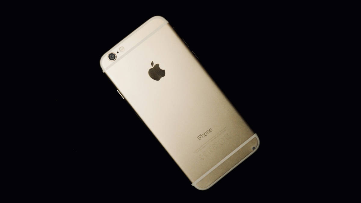Twój 13-letni iPhone właśnie dostał aktualizację. Apple przedłużyło mu życie