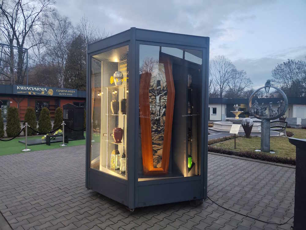 „Trumnomat” na Cmentarzu Rakowickim. Internauci są bezlitośni