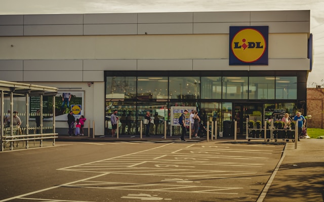 Kupisz bułki, wiertarkę i… numer telefonu. Lidl wejdzie na rynek operatorów