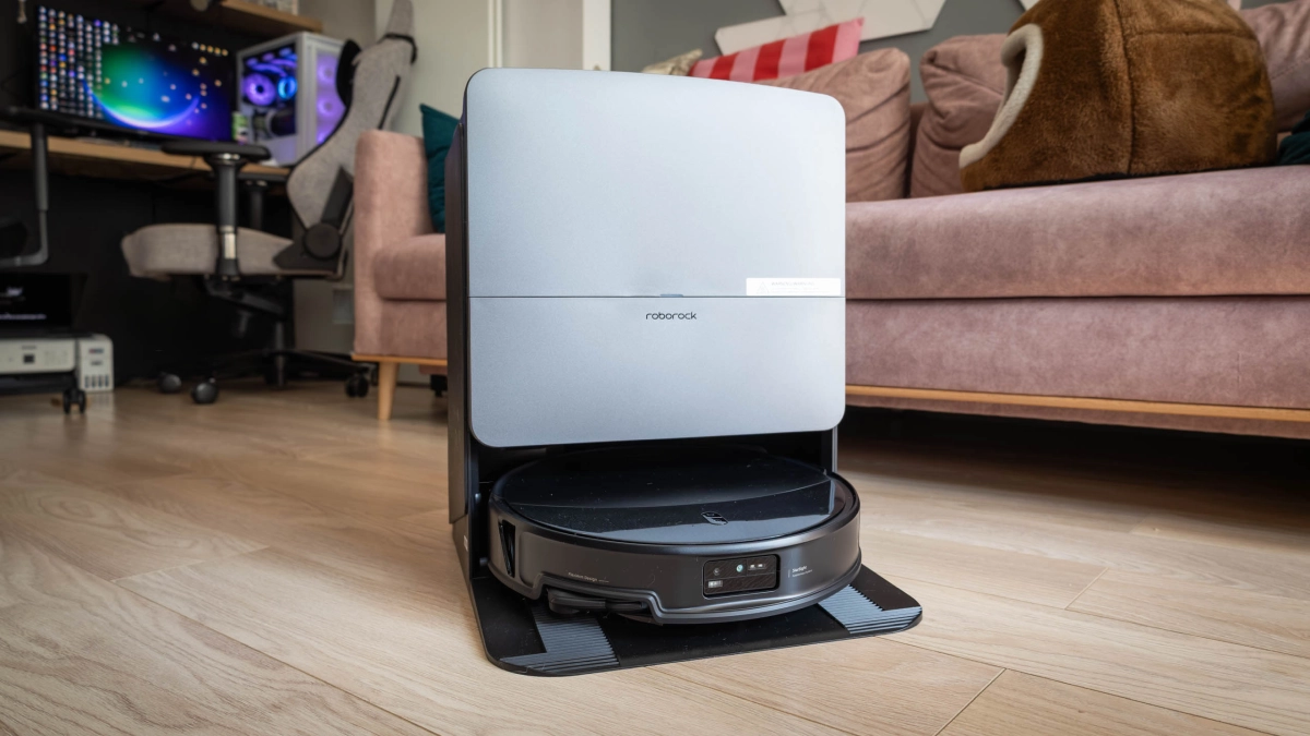 Wysokie progi i niskie meble to nie problem. Tak sprząta Roborock Saros 20