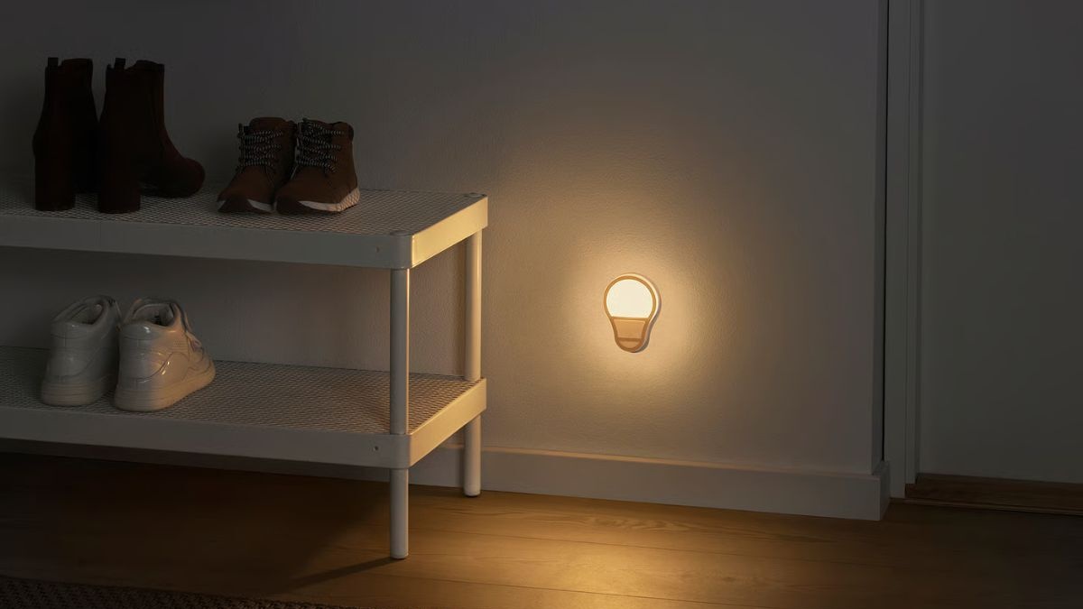 IKEA ma hit za grosze. Ta lampka LED z czujnikiem ruchu kosztuje mniej niż kawa na mieście