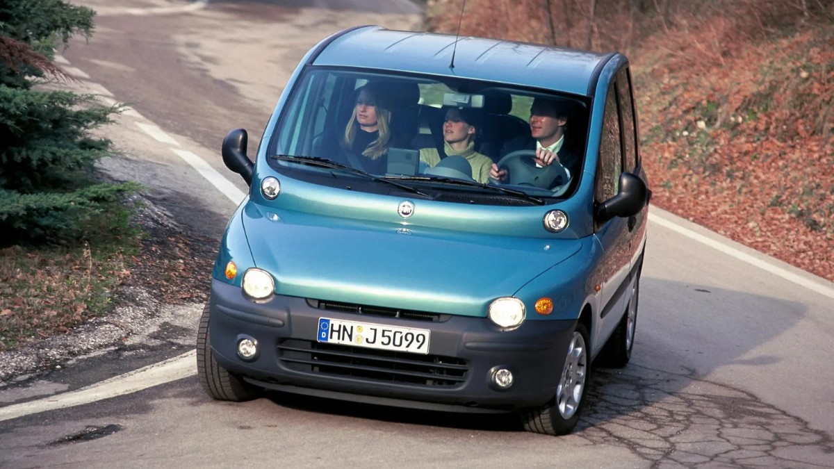 Auta memy na Prima Aprilis. Nikt nie przejdzie obok nich obojętnie