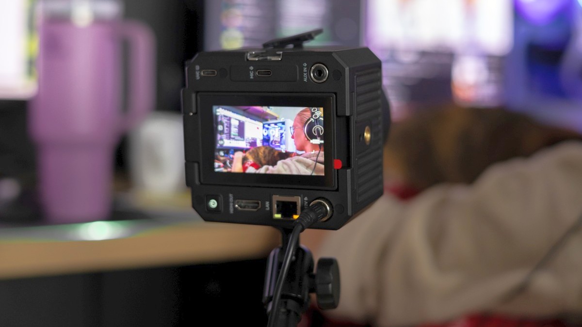 Hollyland VenusLiv Air wygląda jak aparat, ale to marzenie streamera (test)