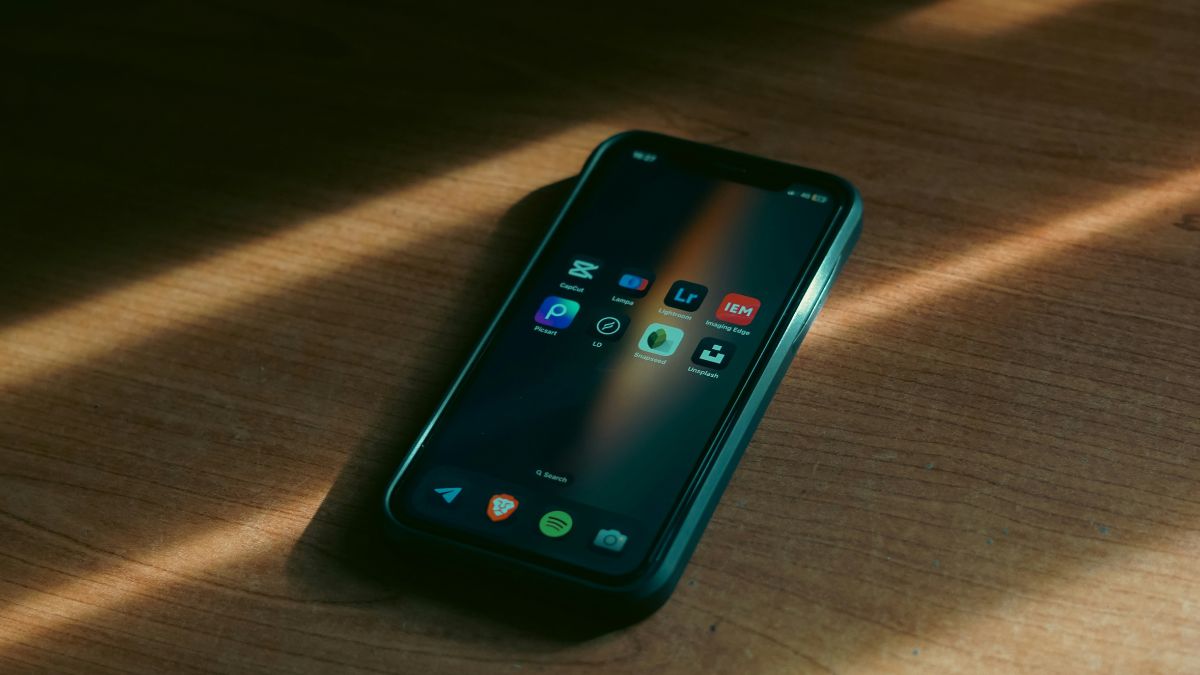 Dlaczego ekran telefona nagle ciemnieje? Winny jest ukryty mechanizm