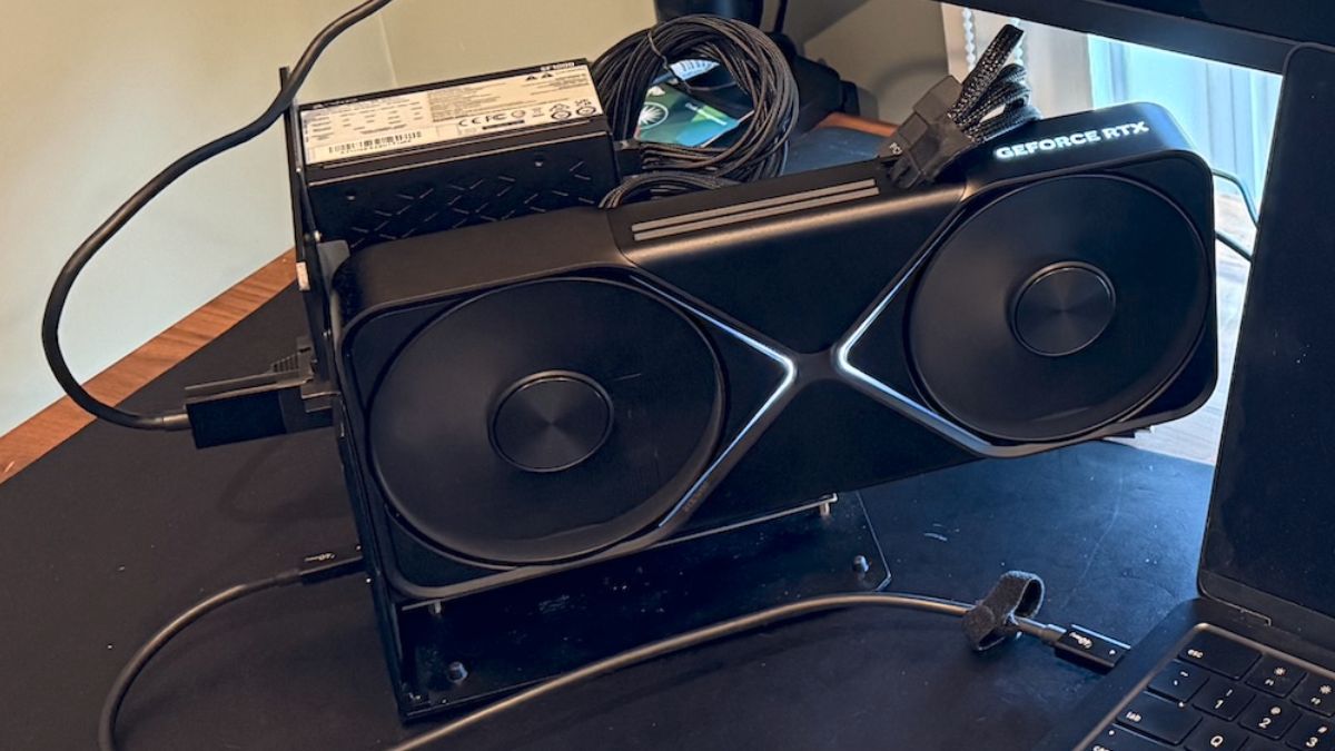 MacBook Pro, RTX 5090 i 100 FPS w Cyberpunk 2077. Niemożliwe, a jednak