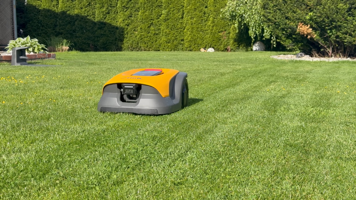 Weekend bez kosiarki? Sprawdziłem, czy robot koszący STIGA A 8v naprawdę potrafi zastąpić człowieka