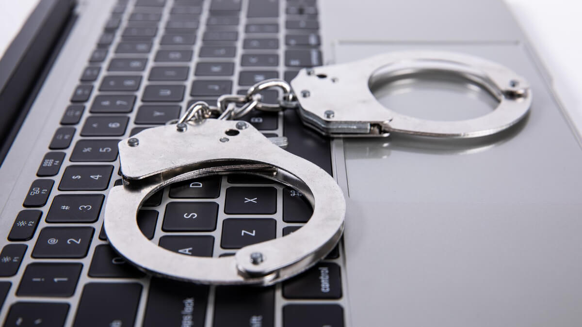 Klonowali karty SIM i kradli miliony. CBZC i FBI rozbiły elitarną grupę cyberprzestępców