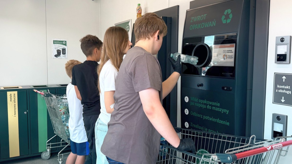 Recyklomat działał prawie 14 godzin. Uczniowie z Lubina zrobili coś pięknego
