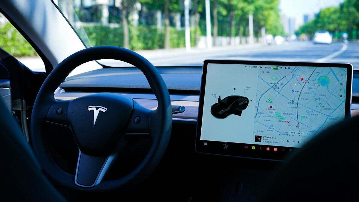 Tesla oddaje ster sztucznej inteligencji. Grok trafia do polskich aut
