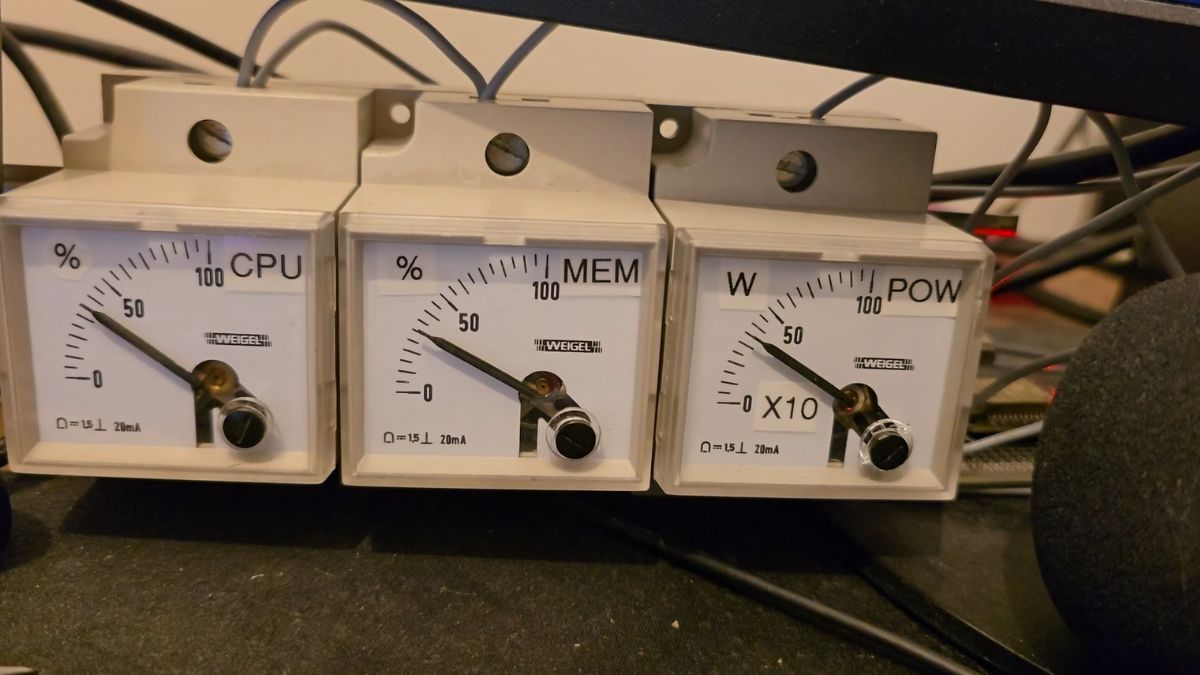 Znalazł trochę elektrośmieci. Zrobił z nich genialny gadżet do komputera