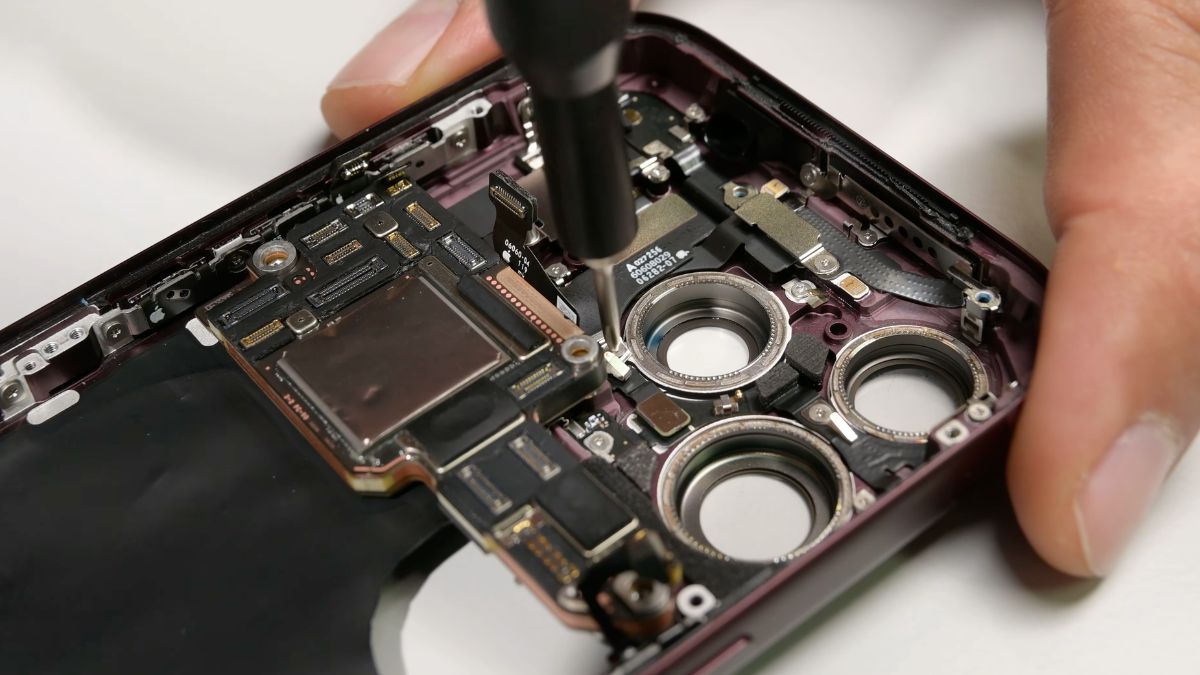 IPhone 18 Pro rozebrany. Naprawa będzie koszmarem serwisantów