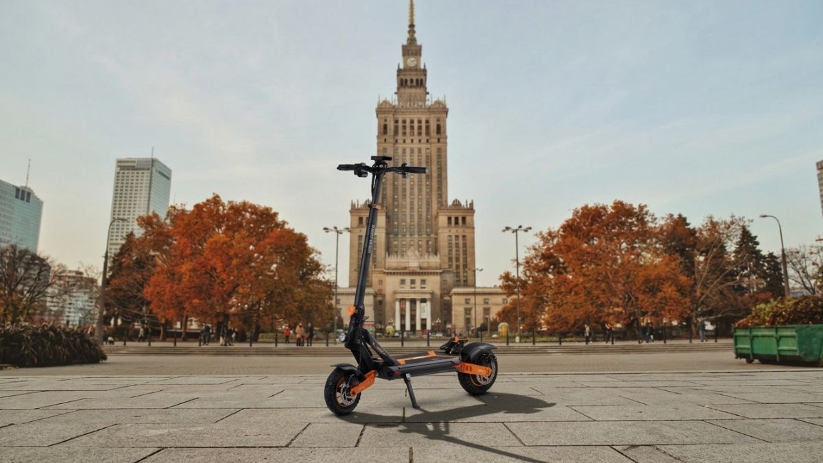 Specjalne patrole na ulicach stolicy. Warszawa walczy z hulajnogami elektrycznymi