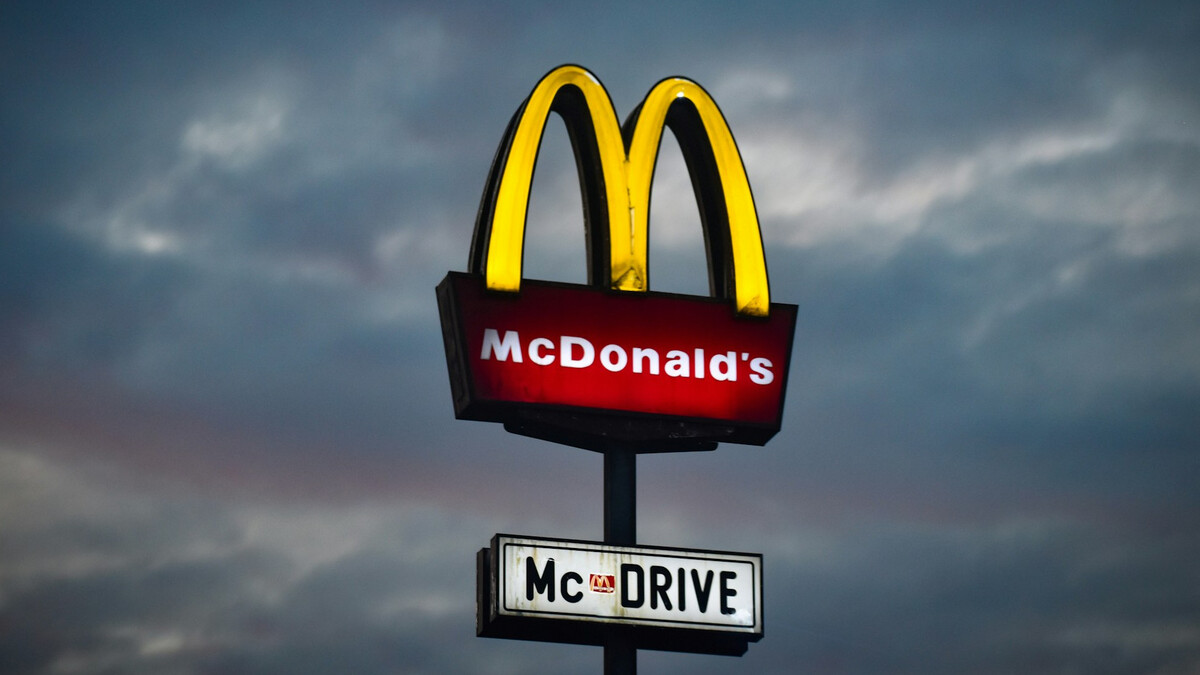 Przełom w zamawianiu jedzenia z auta. Mercedes ma patent, który zmieni strefy drive-thru