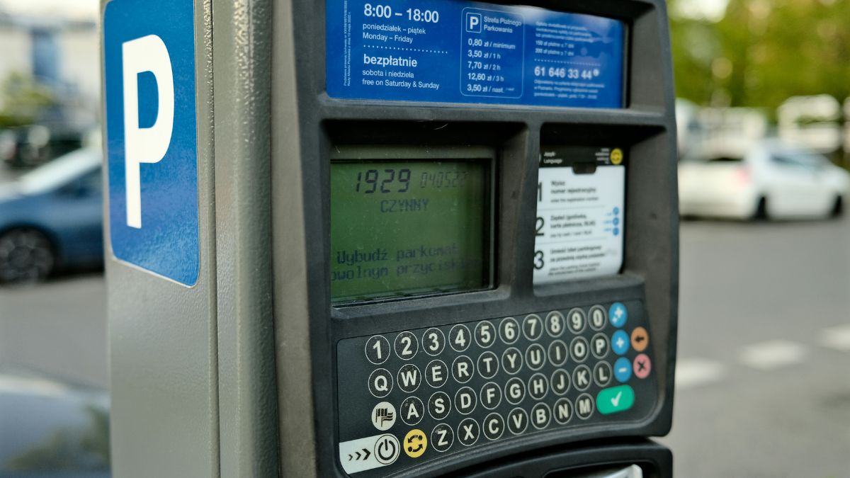 Fałszywe kody QR przy parkomatach. Zwróć uwagę na ten szczegół