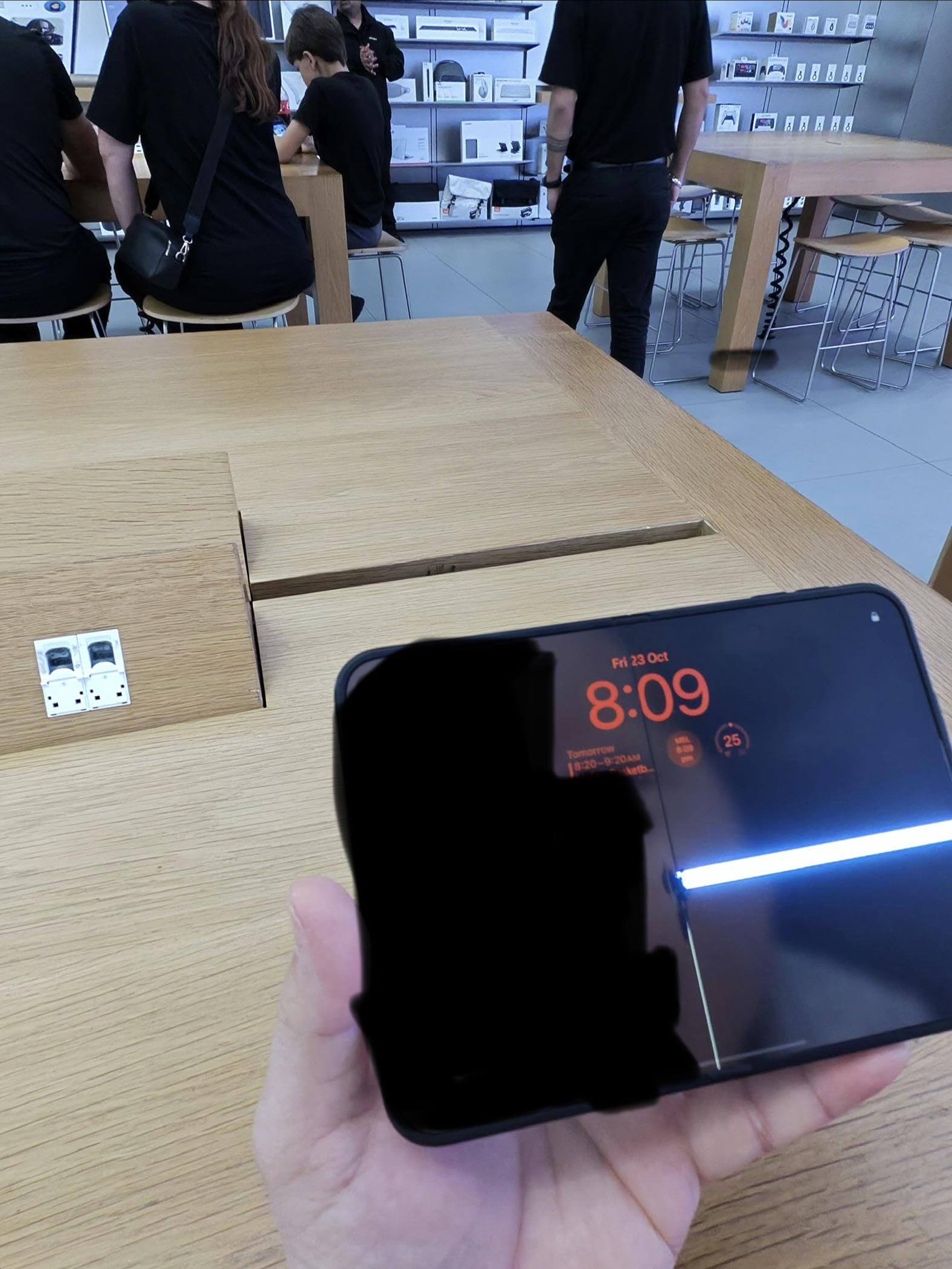 Niektóre wyświetlacze iPhone’a Duo pękają. Apple ma problem?