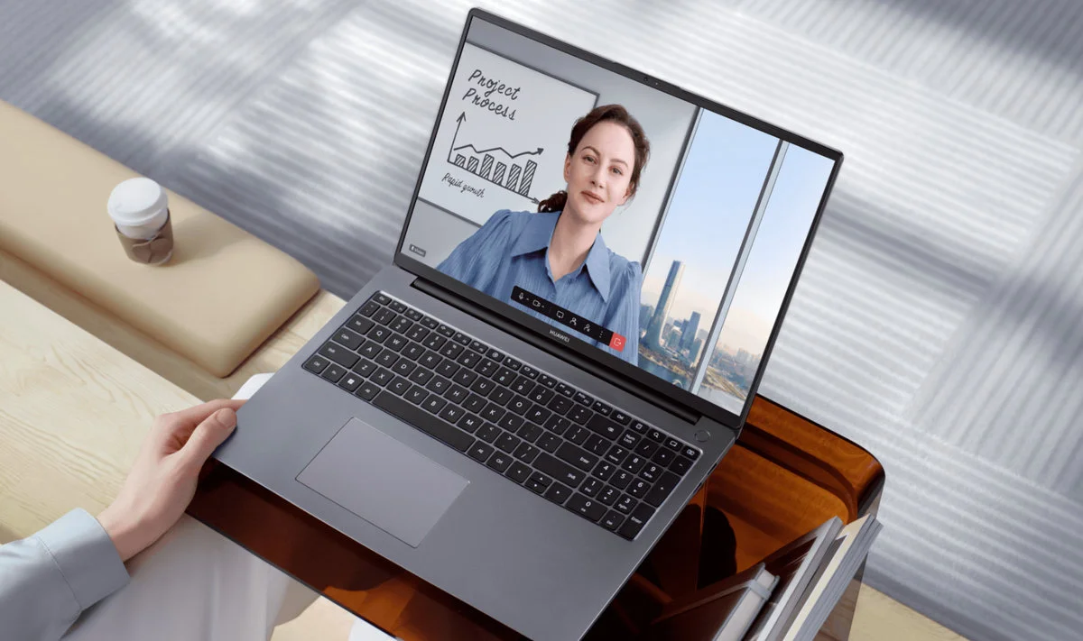 umieszczona nad ekranem kamerka AI 1080p