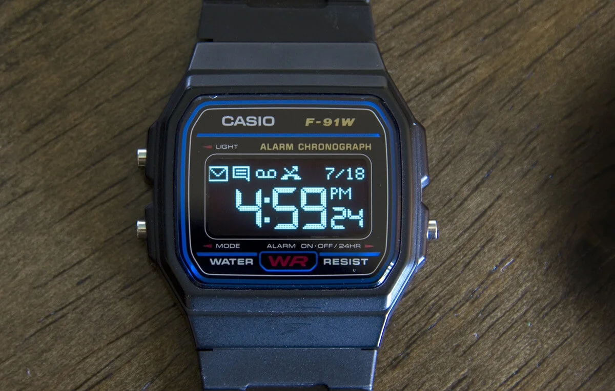 Przerobił klasyczny zegarek Casio z lat ‘80 na prosty smartwatch
