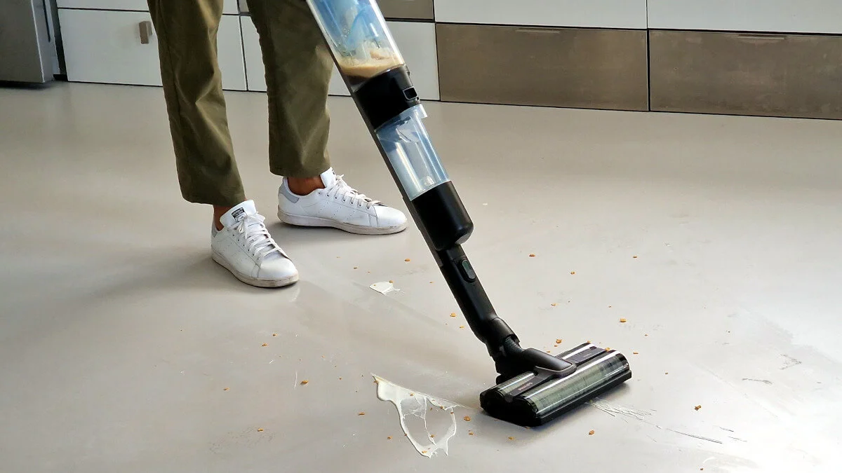 Philips AquaTrio 9000 odkurzy i wymyje podłogi w całym domu. Jego pokaz zrobił wrażenie