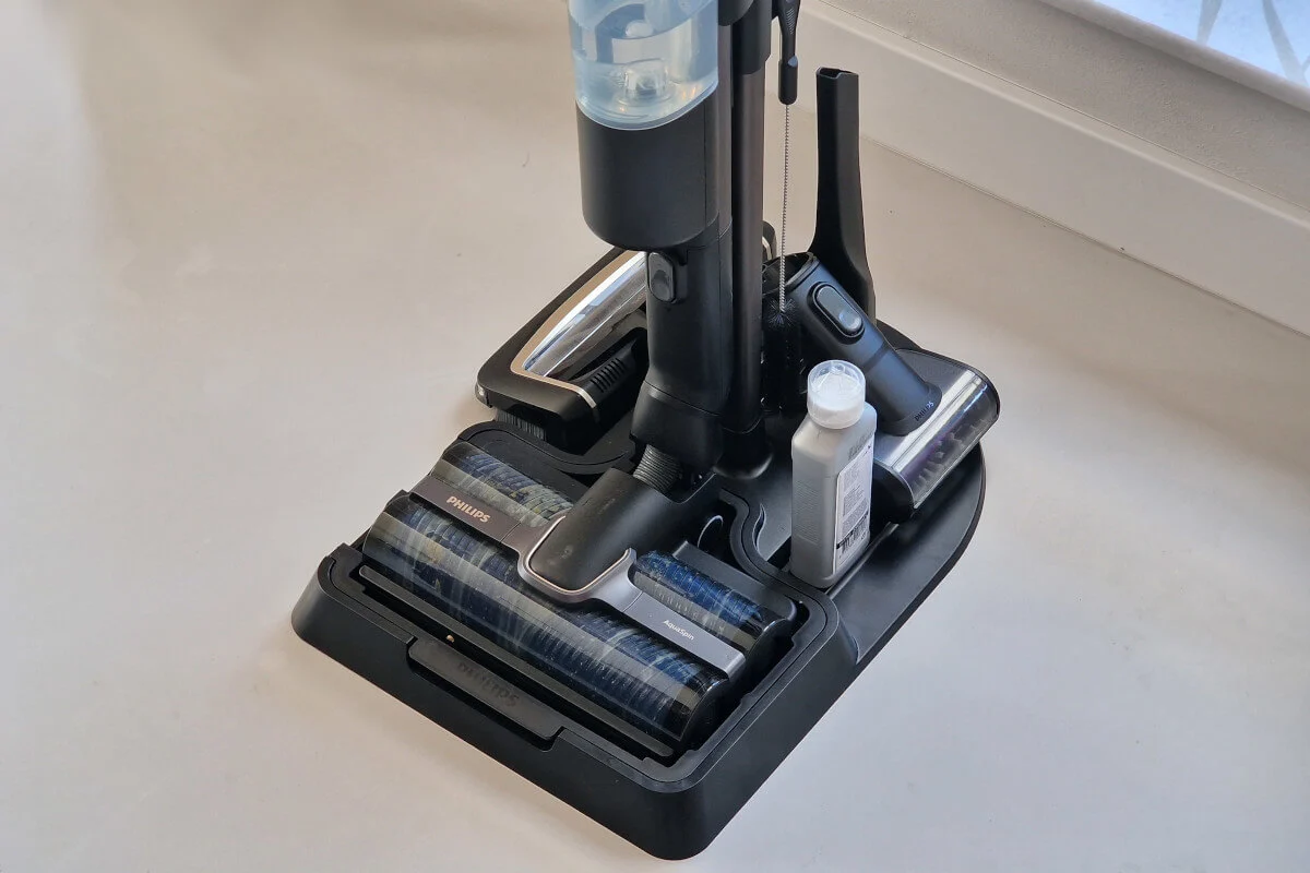 Philips AquaTrio 9000 odkurzy i wymyje podłogi w całym domu. Jego pokaz zrobił wrażenie