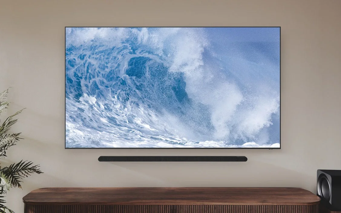 telewizor na scianie