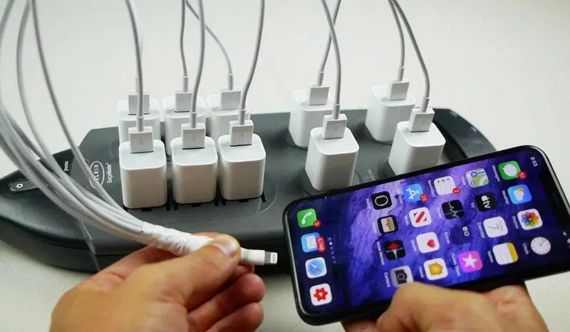 Co się stanie, gdy podłączysz 10 ładowarek do iPhone’a? (wideo)