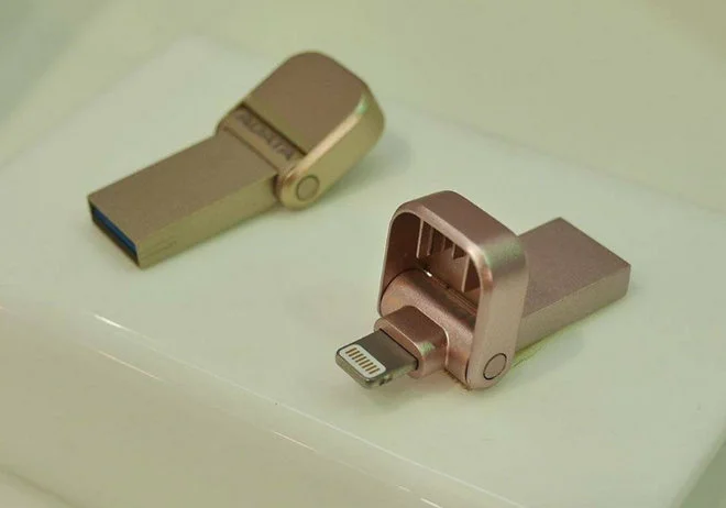 czytnik kart pamięci AI910 ze złączami Lightning i USB