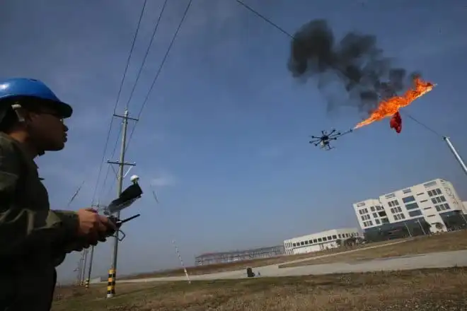 dron z miotaczem ognia