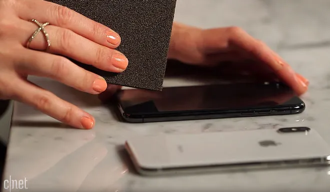 iPhone X - odporność na zarysowania