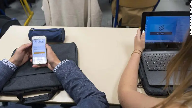 Francuzi zakazują używania smartfonów w szkołach