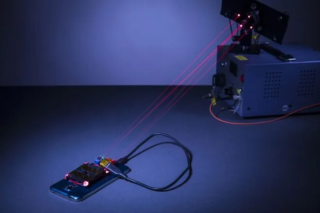 Już wkrótce załadujemy smartfona za pomocą lasera?