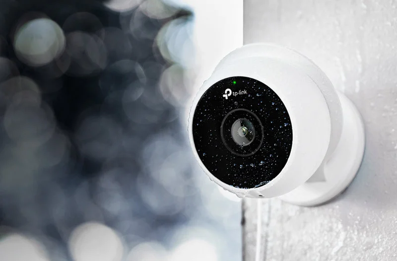 TP-Link wprowadza zewnętrzną kamerę z wbudowanym alarmem