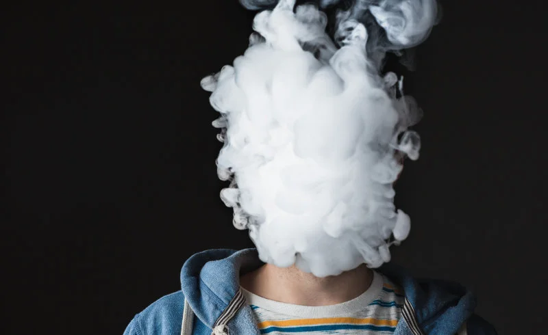 Osoby palące e-papierosy zapadają na tajemniczą chorobę płuc