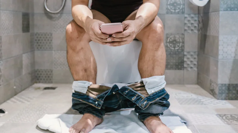 W końcu! Naukowcy stworzyli śliską powłokę, która zatrzymuje przywieranie odchodów do toalety