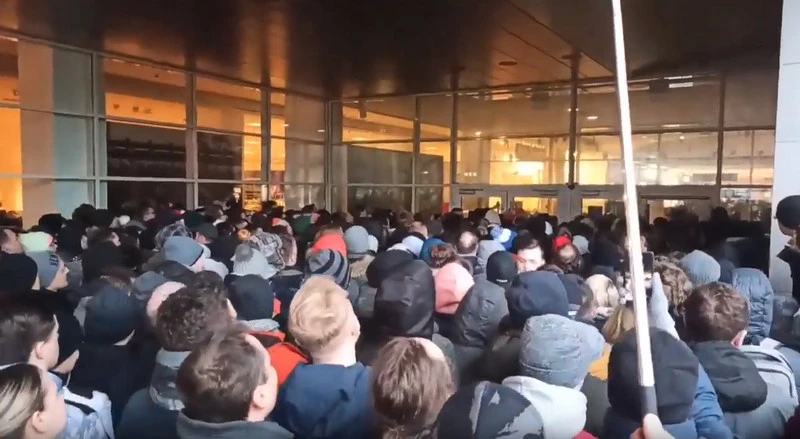 Dziki tłum, przepychanki, agresja – tak wygląda świąteczna promocja Xiaomi w Warszawie [Aktualizacja]