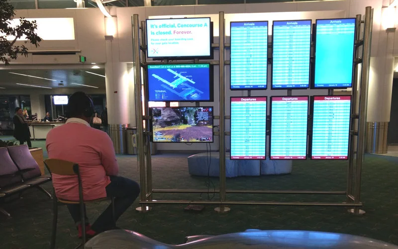 Pasażer podpiął konsolę PS4 do telewizora na lotnisku, aby zagrać podczas oczekiwania na lot
