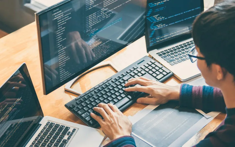 Raport o zarobkach i trendach na rynku pracy IT: płace rosną, a ofert pracy przybywa