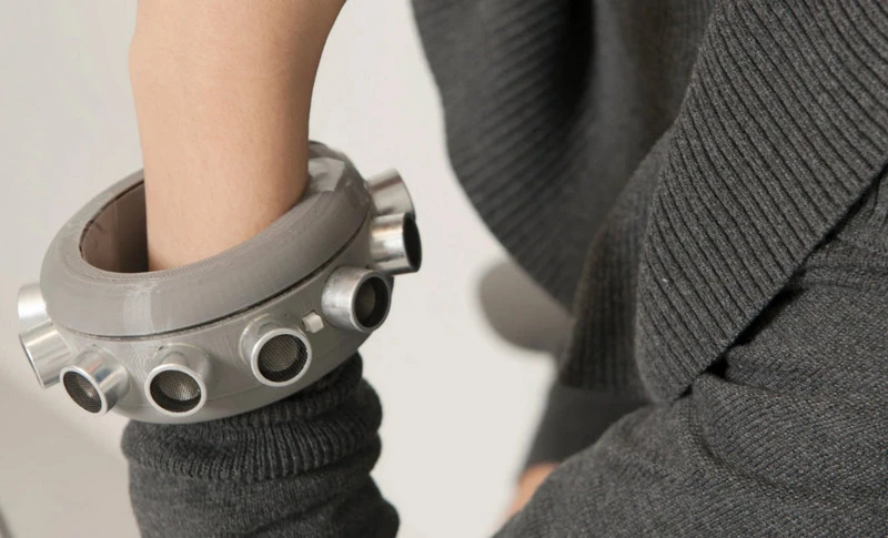 Stworzono bransoletę ciszy. Gadżet zablokuje inteligentne głośniki i zapobiegnie podsłuchiwaniu